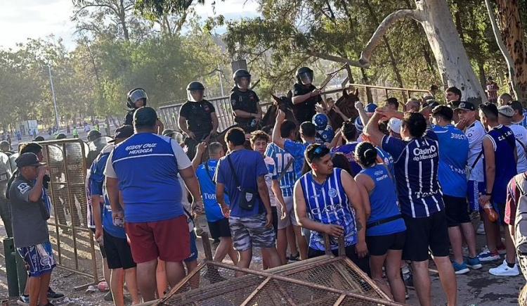 Imagen de Graves incidentes en las afueras del estadio antes de Godoy Cruz - Vélez: al menos tres heridos