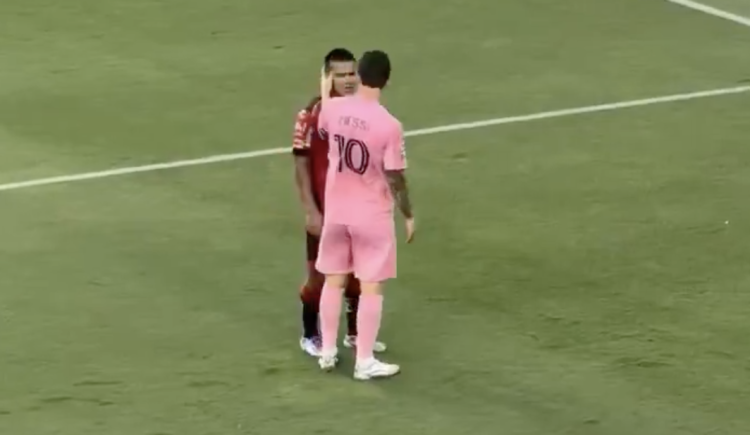 Imagen de "¿Qué te pasa, pibe?": Messi ligó una patada y se la agarró con un rival