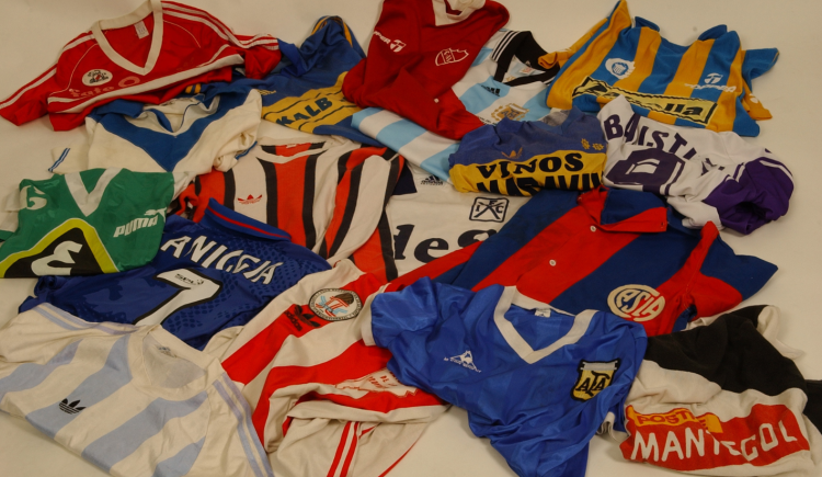 Imagen de Todo con respaldo: la historia de los auspiciantes en las camisetas