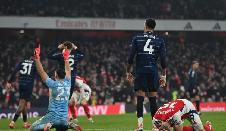 Imagen de Dibu Martínez sostuvo el empate de Aston Villa frente a Arsenal