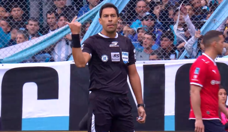Imagen de Insólito: ¡Le tiraron un reloj a Montiel en el clásico!
