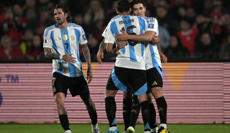 Imagen de Argentina ganó en Santiago y dejó a Chile casi afuera del Mundial