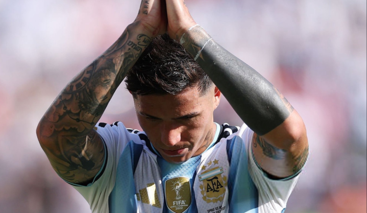 Imagen de Enzo Fernández llegó al país, pidió por la continuidad de Scaloni y lamentó el retiro de Messi