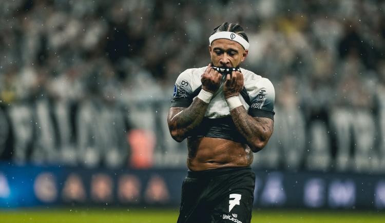Imagen de Depay se paró arriba de la pelota y ahora se paró de manos contra la Confederación Brasileña