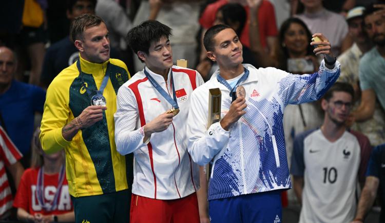 Imagen de París 2024 tiene el primer récord del mundo en natación