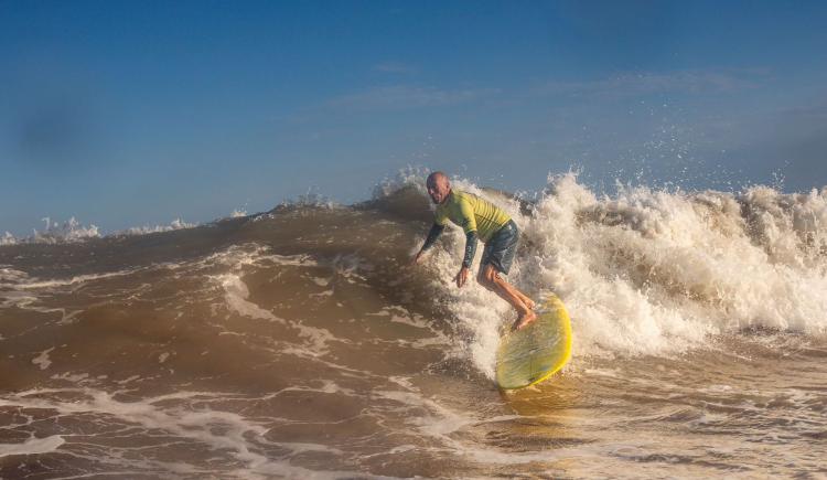 Imagen de Fiesta del surf argentino con todas las generaciones bajo la luna llena