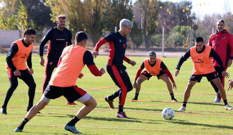 Imagen de Enzo Pérez, con los colores de su primer amor