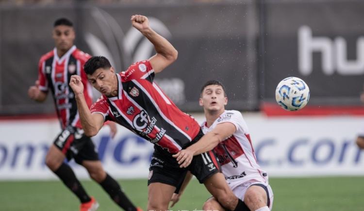 Imagen de Chacarita y Morón repartieron puntos en un polémico partido