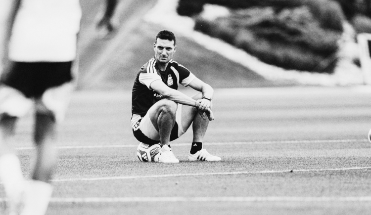 Imagen de La AFA dispuso un sentido homenaje en todas las canchas tras el fallecimiento de la madre de Lionel Scaloni