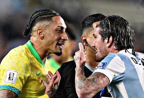 Imagen de El encuentro entre De Paul y Raphinha después de la polémica en Argentina-Brasil