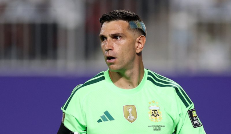 Imagen de Dibu Martínez llegó al país: qué dijo de Messi, Scaloni y la Selección
