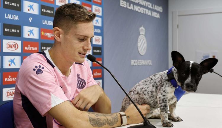 Imagen de Un futbolista asistió con su perro a la conferencia de prensa