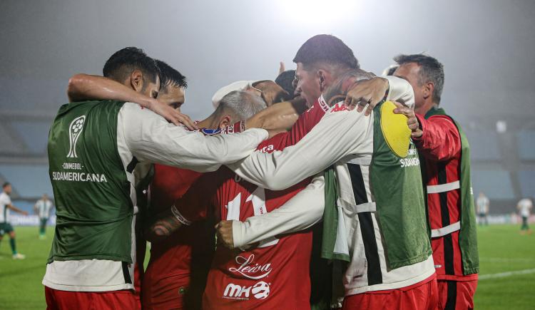 Imagen de Huracán se hizo fuerte en Uruguay y dio un paso clave en la Sudamericana