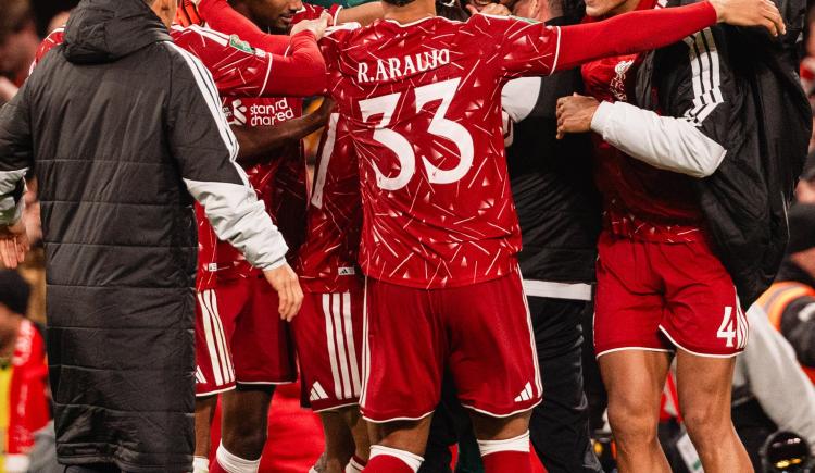 Imagen de El maleficio eterno de los penales: Liverpool eliminó al Chelsea de Xabi Alonso y agigantó su paternidad histórica