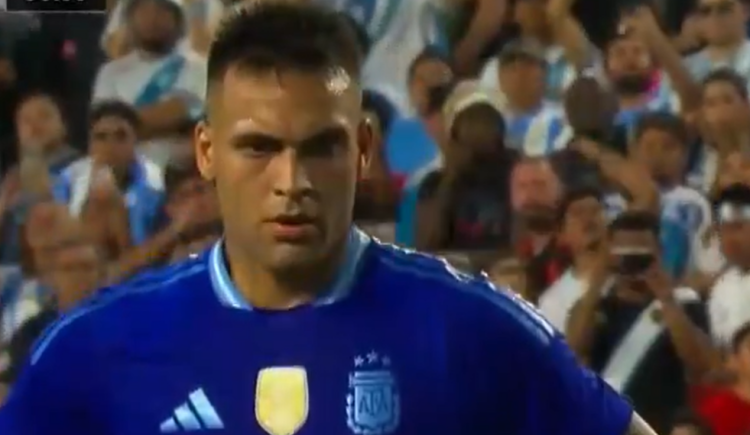 Imagen de Lautaro Martínez y su derechazo para el 2-1 de penal ante Guatemala