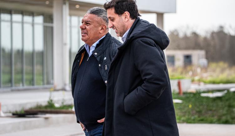 Imagen de Chiqui Tapia junto a Milito: "Las obras son lo que queda, el salto de calidad es esto"