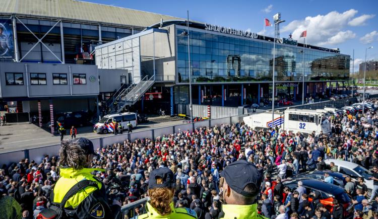Imagen de El curioso motivo por el que se suspendió el clásico entre Ajax y Feyenoord