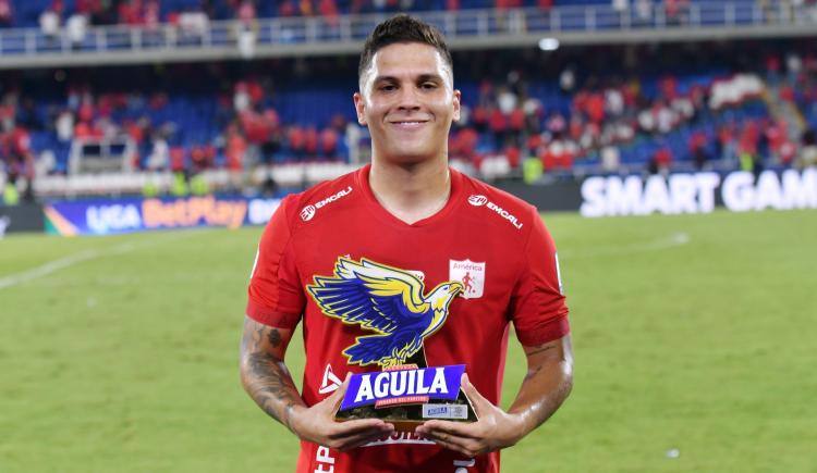 Imagen de Magia intacta: el pase de Juanfer Quintero desde atrás de mitad de cancha