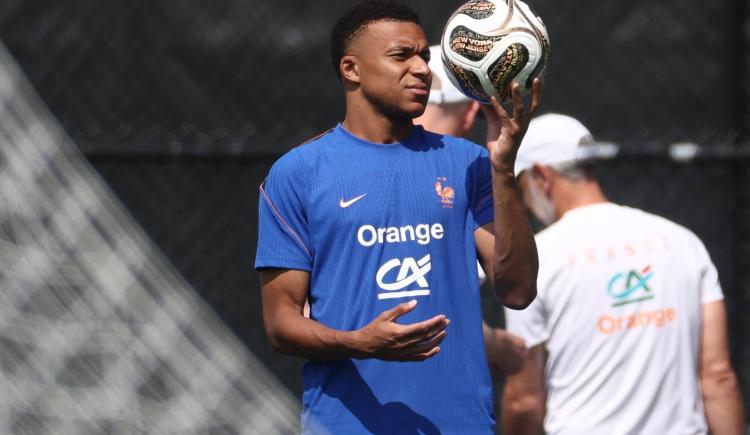 Imagen de Con Mbappé a la par, el plantel de Francia se enfoca en España