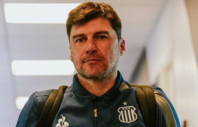 Imagen de Tremendo: la durísima sanción que le aplicaron al entrenador de Talleres