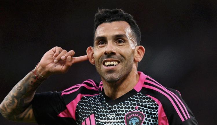 Imagen de A beneficio del fútbol: Tevez la rompió en Old Trafford y metió cuatro golazos en 15 minutos