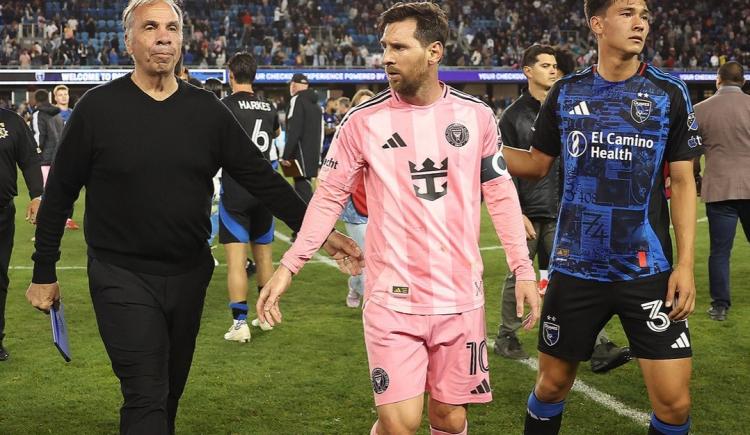 Imagen de Bruce Arena, el mediador: qué dijo el técnico del rival de Inter Miami sobre el fuerte enojo de Messi con el árbitro
