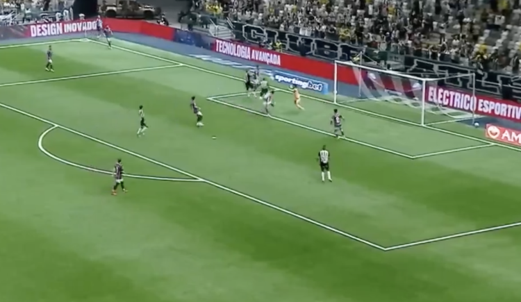 Imagen de El increíble blooper de Franco Petroli en el gol de Atlético Mineiro