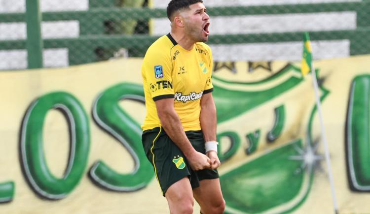 Imagen de Defensa se hizo fuerte en Varela ante Riestra y volvió al triunfo después de 119 días
