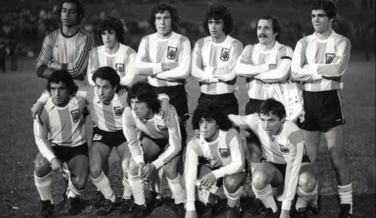 Imagen de La primera noche del 10: las fotos inéditas del debut de Maradona con la diez de Argentina