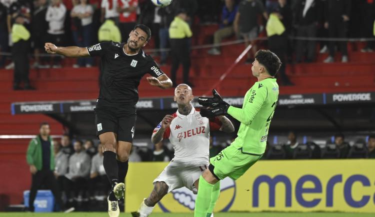 Imagen de El insólito gol en contra que festejó Huracán
